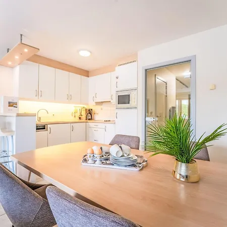 Lägenhet Helvetia With Parking By Interhome Bredene